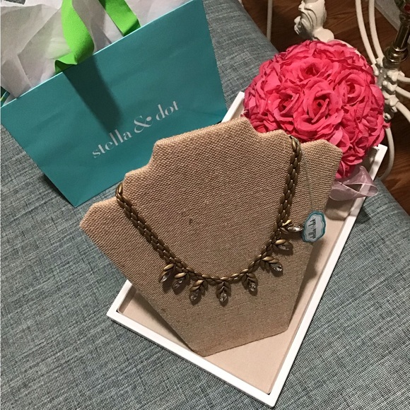 Beautiful Stella&Dot Retried Statement Necklace,Rhinestones&Gold Tone.Beautiful - Picture 7 of 10